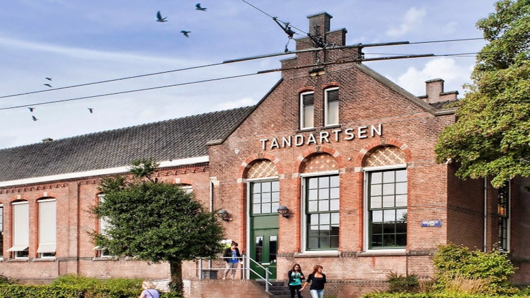 Het pand van TCAN met ‘Tandartsen’ op de gevel